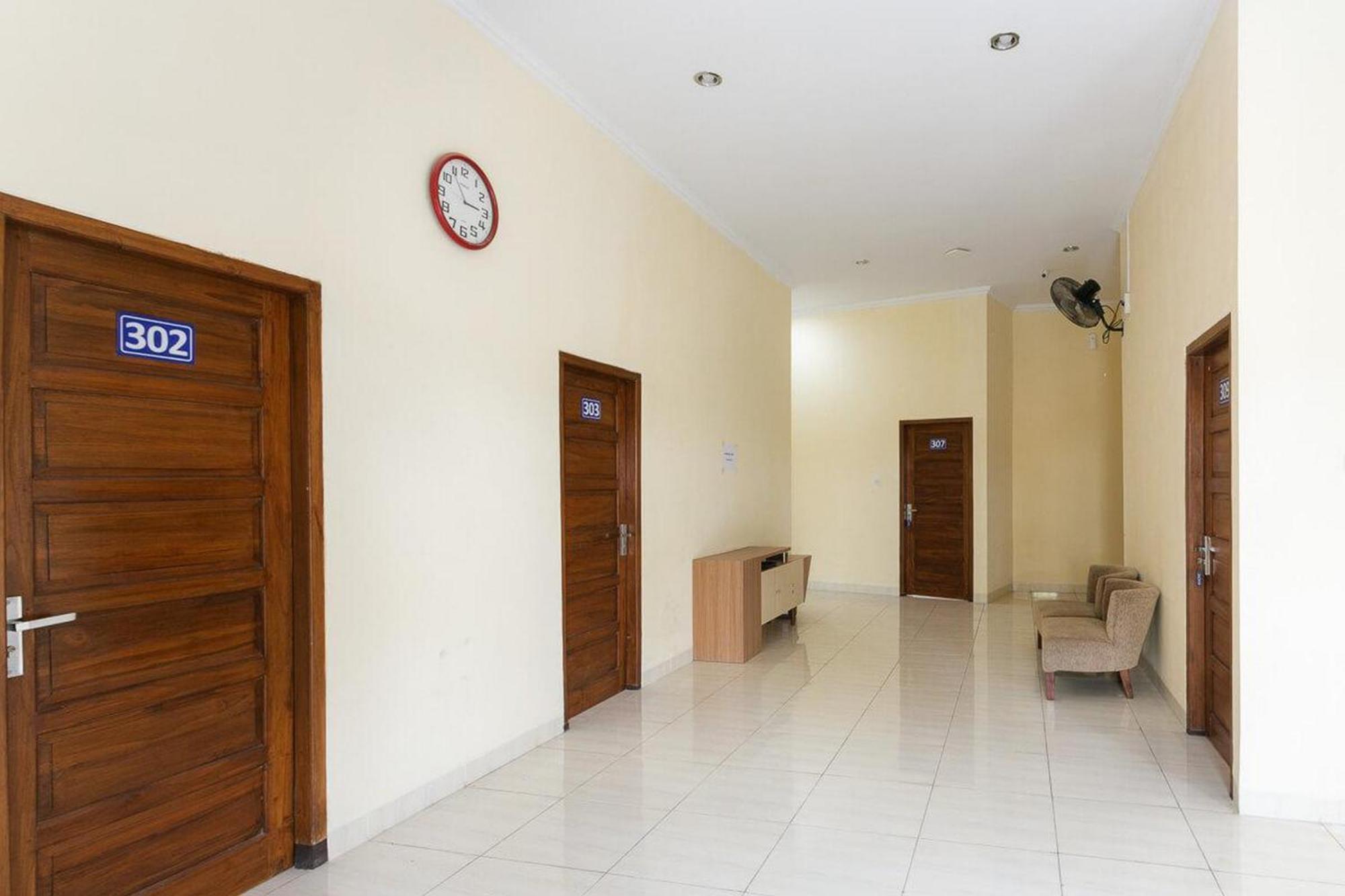 Reddoorz Syariah Near Purwosari Train Station Hotell Solo Exteriör bild