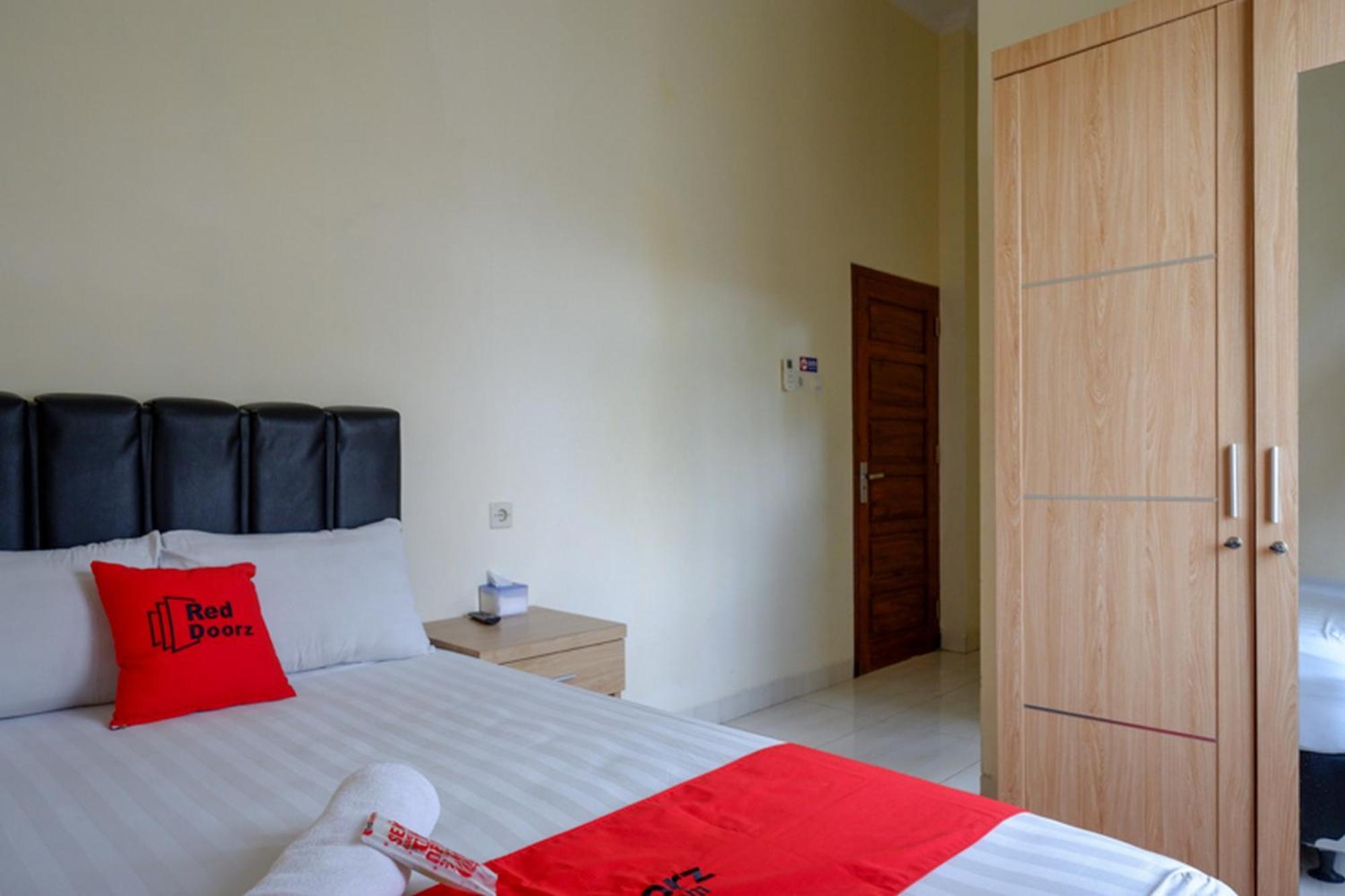 Reddoorz Syariah Near Purwosari Train Station Hotell Solo Exteriör bild