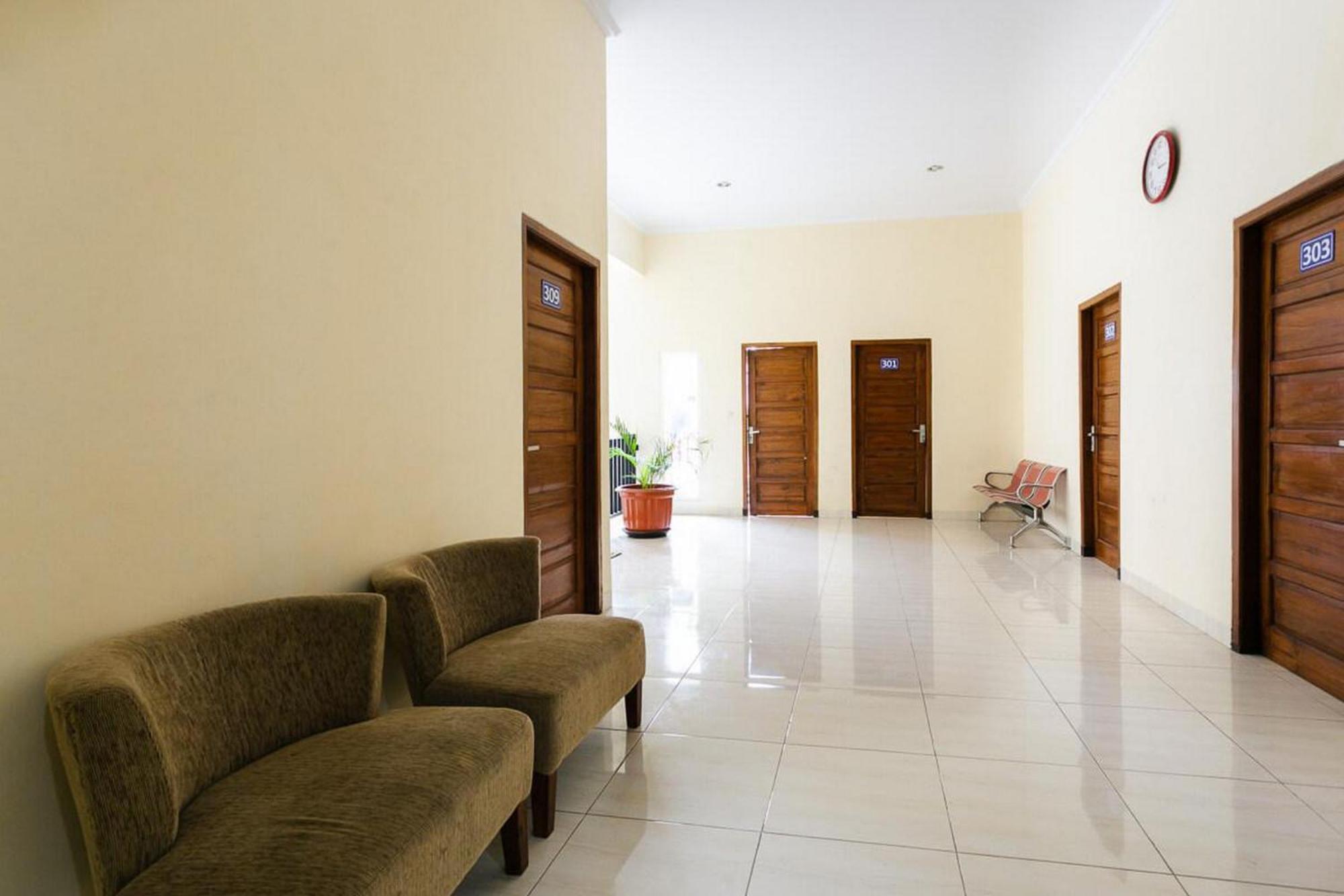 Reddoorz Syariah Near Purwosari Train Station Hotell Solo Exteriör bild