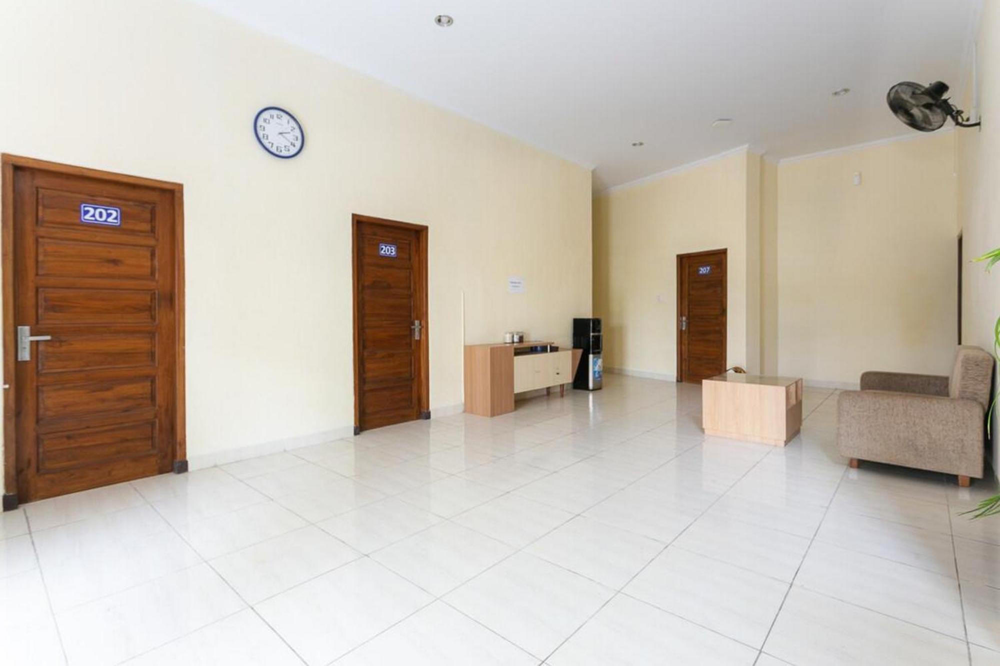 Reddoorz Syariah Near Purwosari Train Station Hotell Solo Exteriör bild