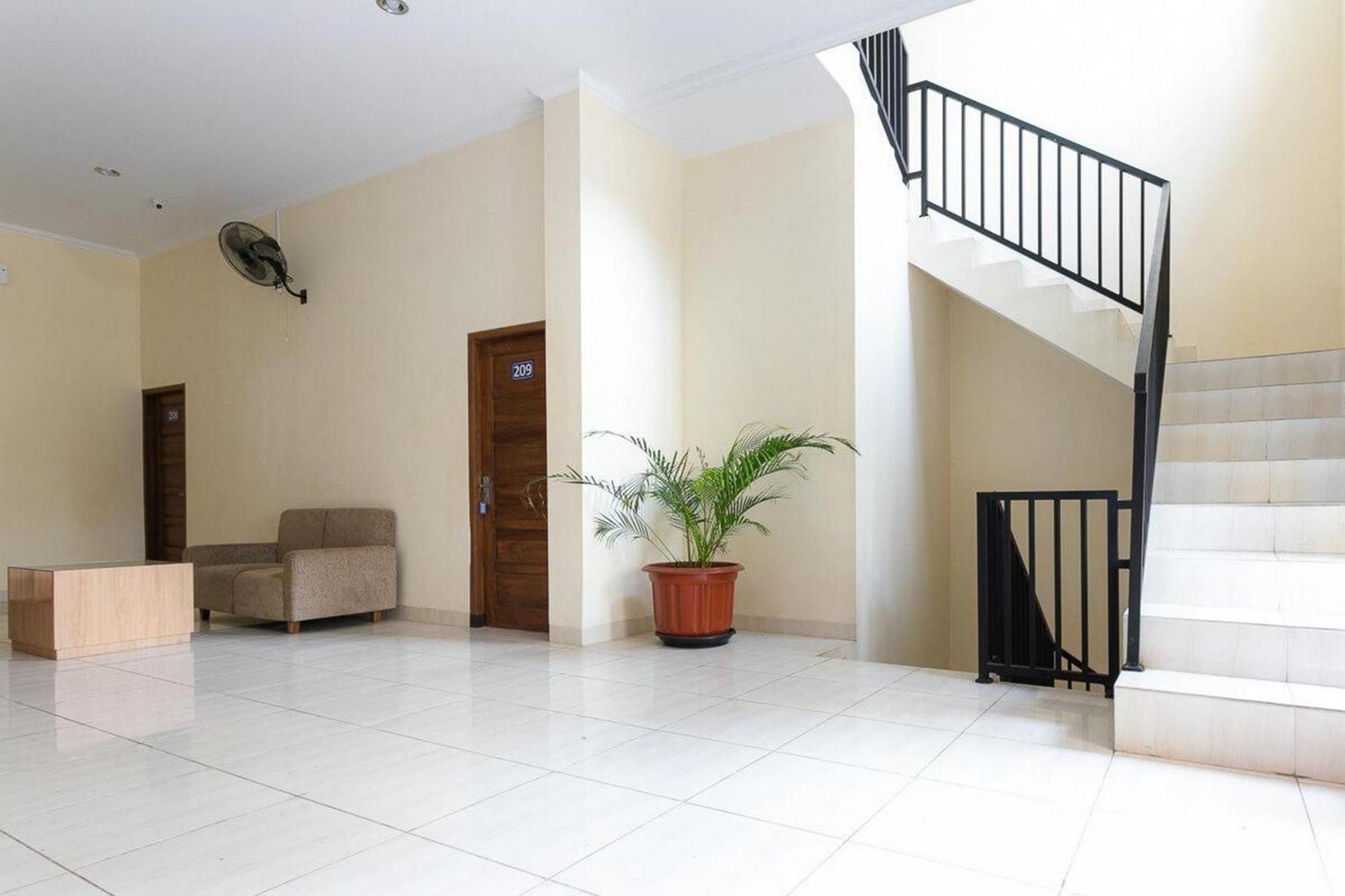 Reddoorz Syariah Near Purwosari Train Station Hotell Solo Exteriör bild